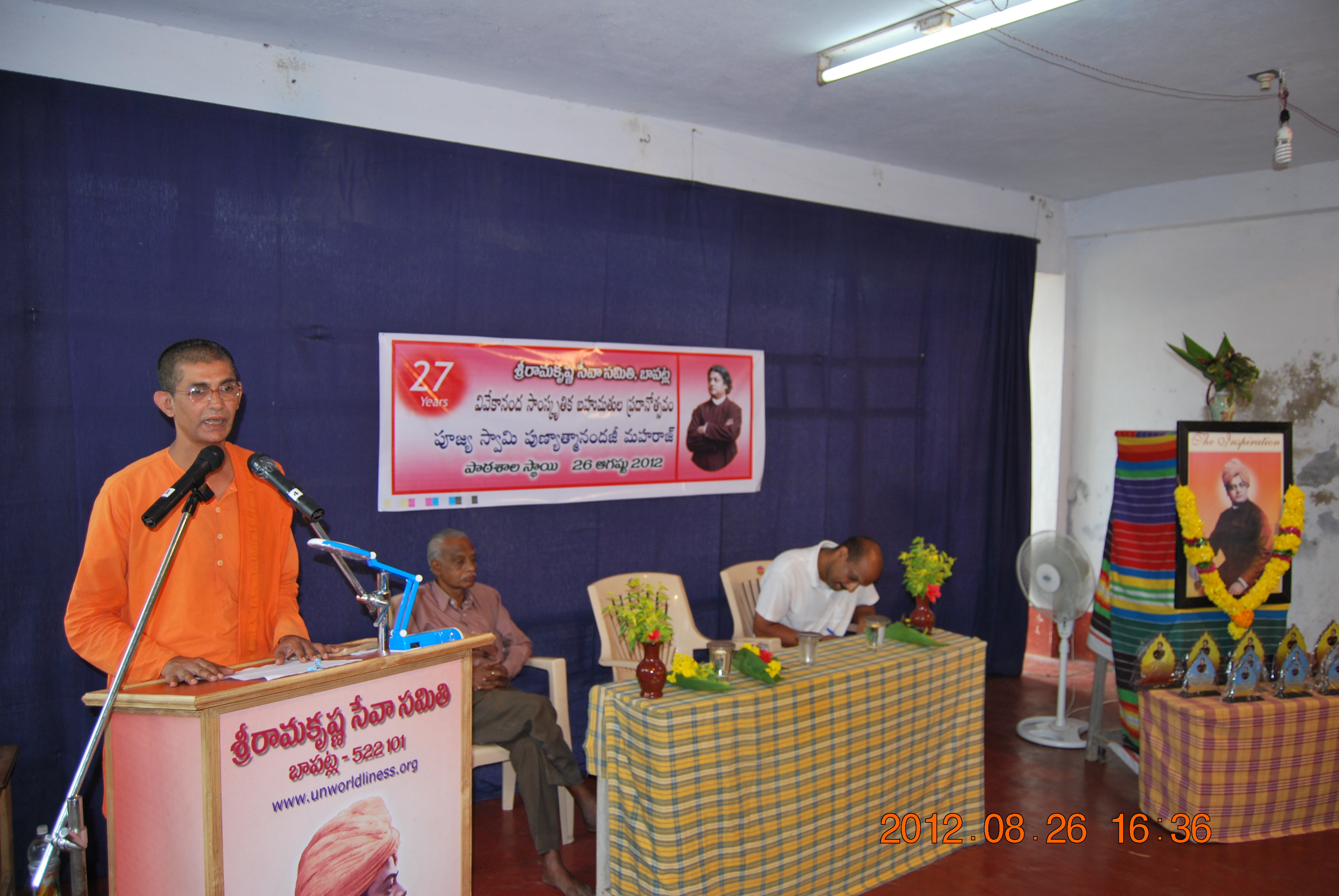 Rev. Swami Punyatmanandaji Maharaj addressing the children