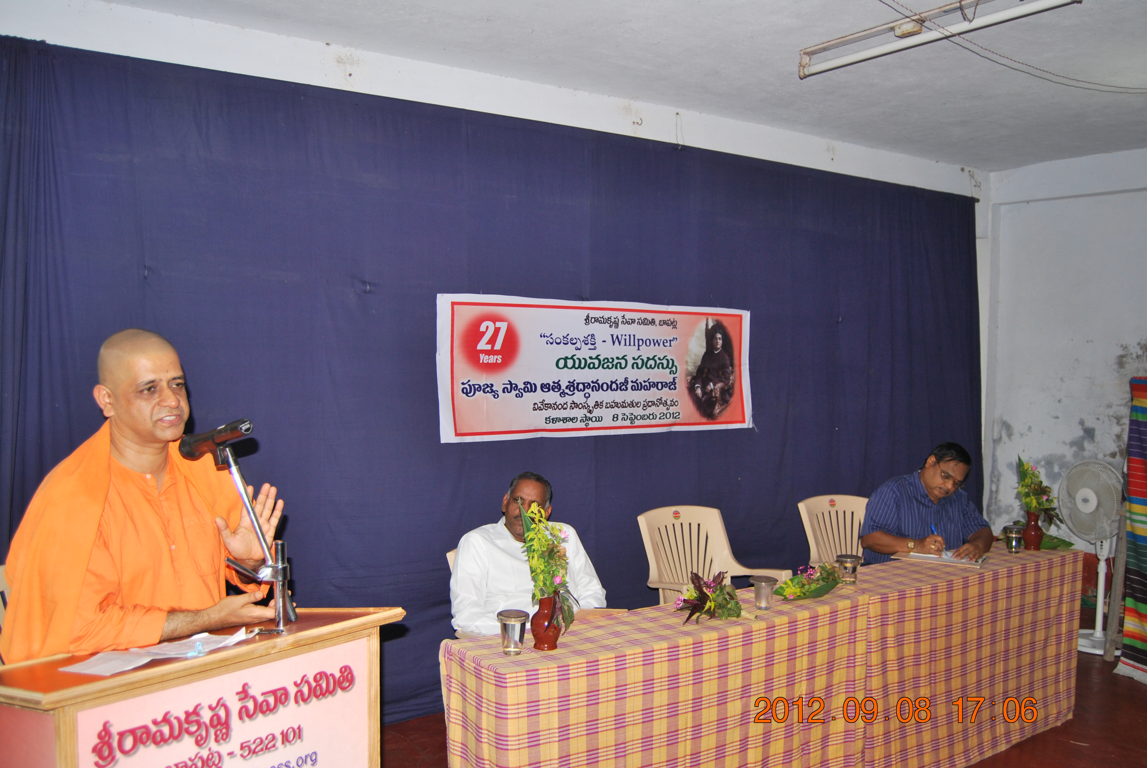 Rev. Swami Atmashraddhanandaji Maharaj addressing the college students