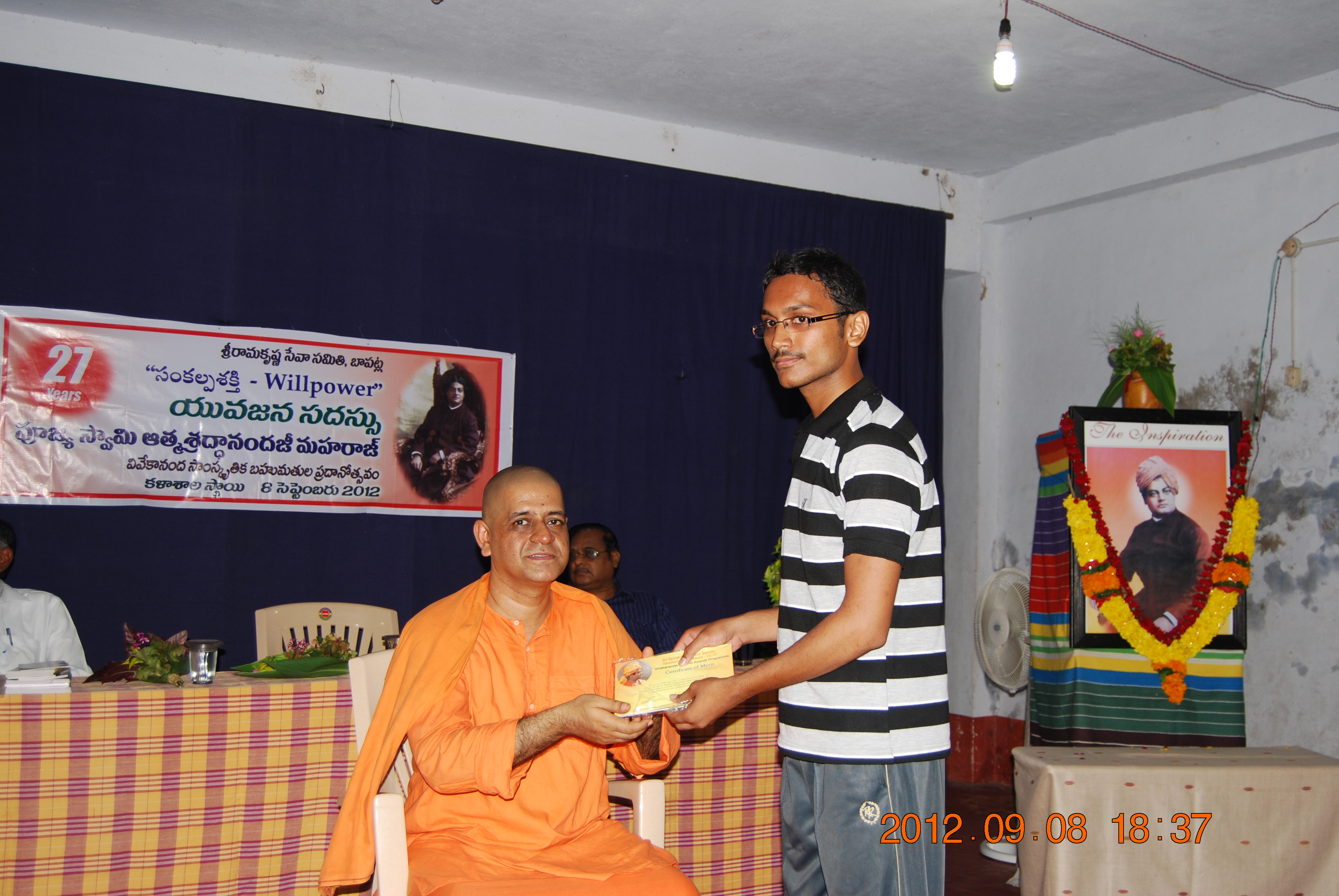 Rev. Swami Atmashraddhanandaji Maharaj giving away prizes to winners.