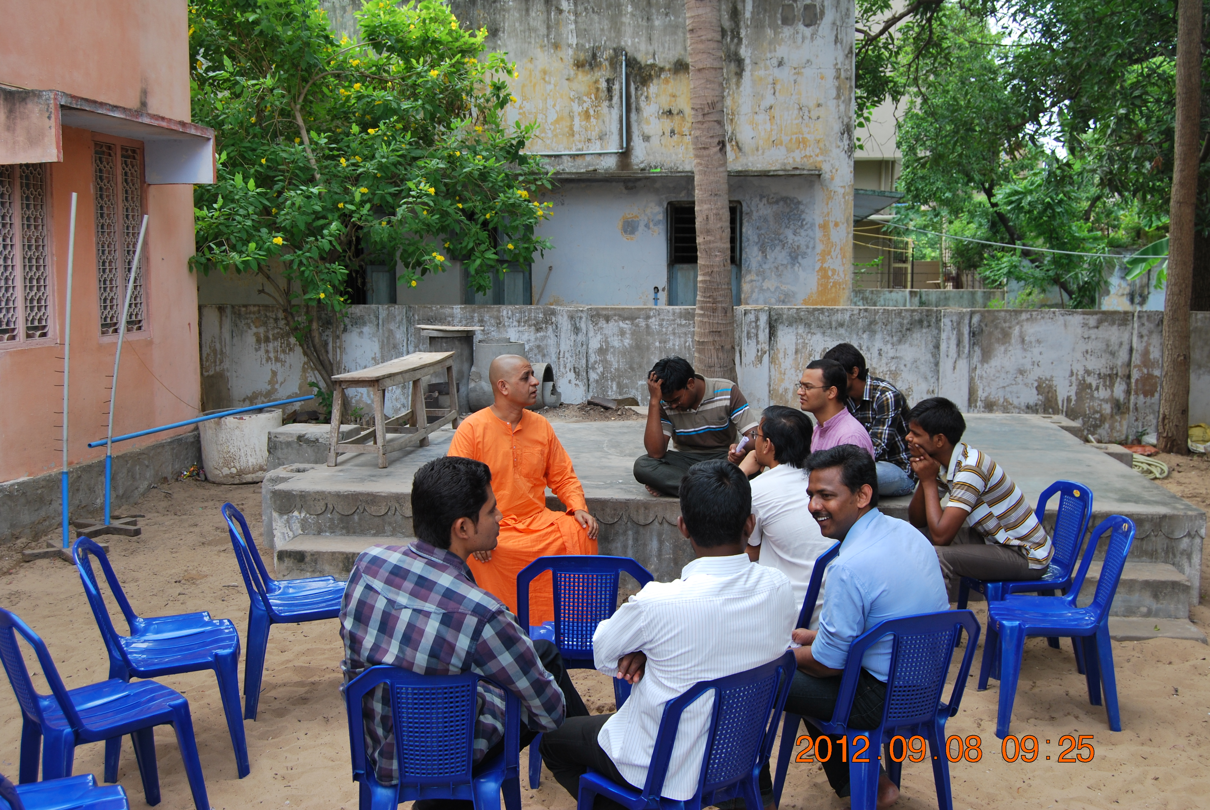Rev. Swami Atmashraddhanandaji Maharaj with youth members at samithi.