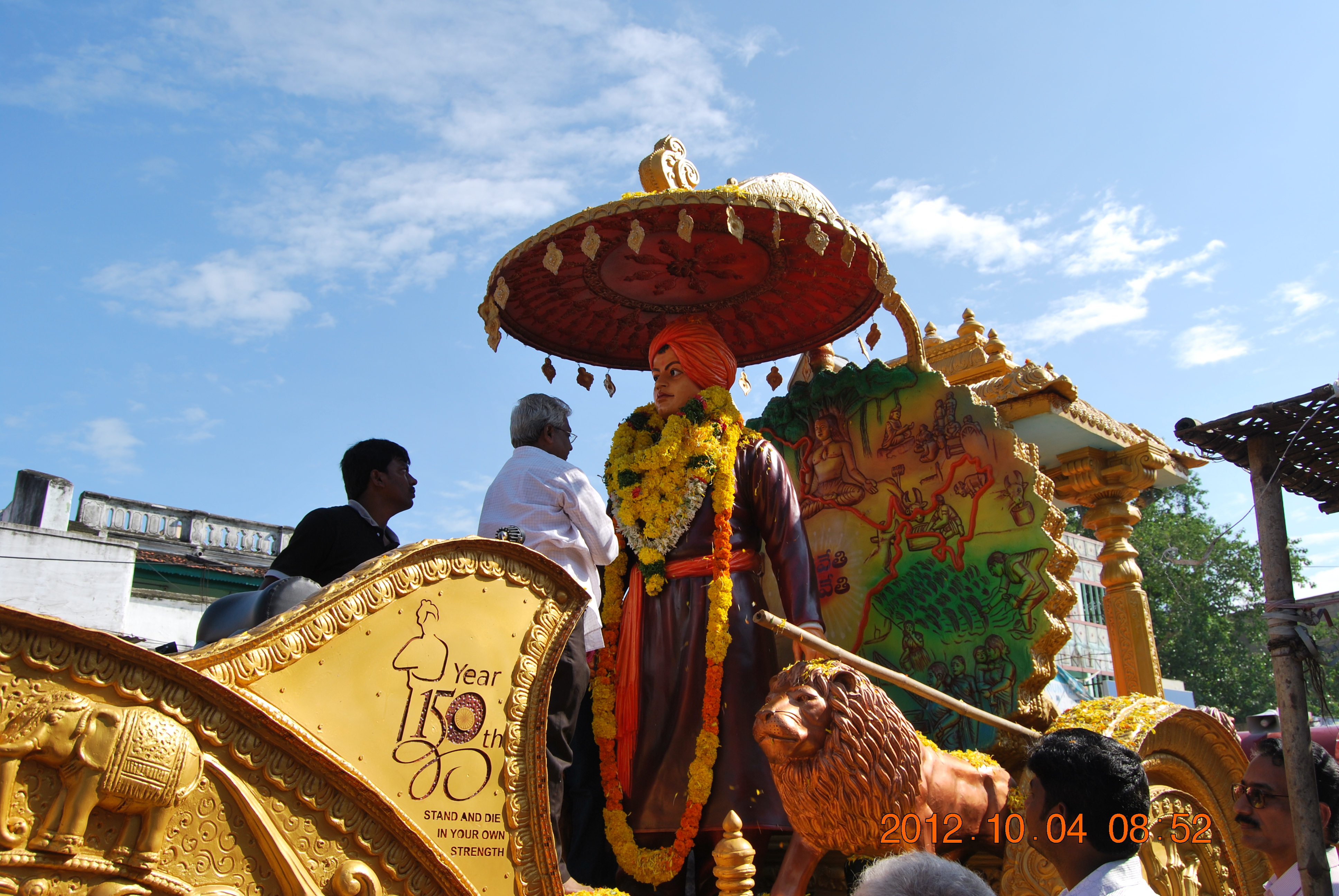 Devotees garlanding the idol of Swamiji.