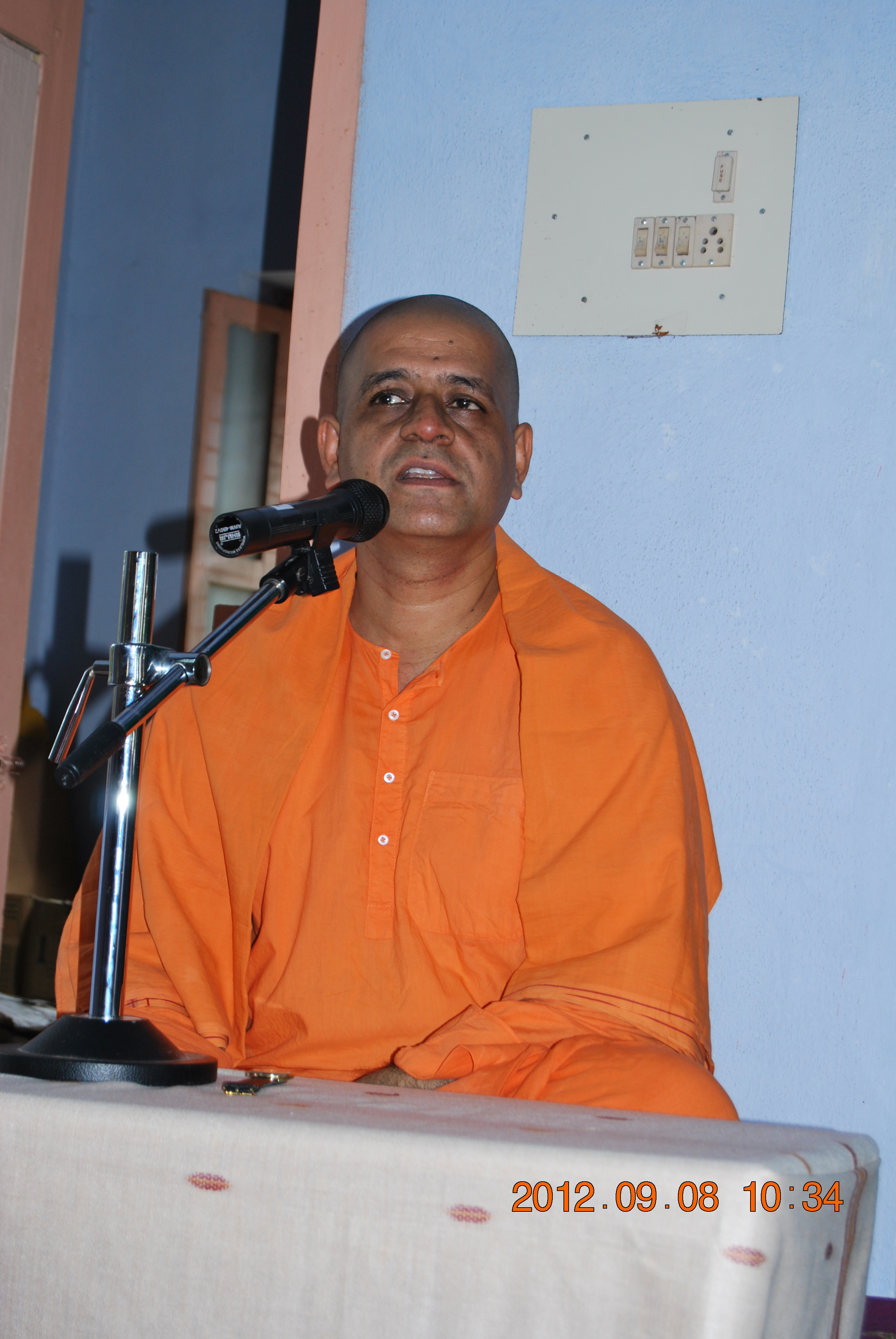 Rev Swami Atmashraddhanandaji Maharaj addressing the devotees 8 Sep 2012,
