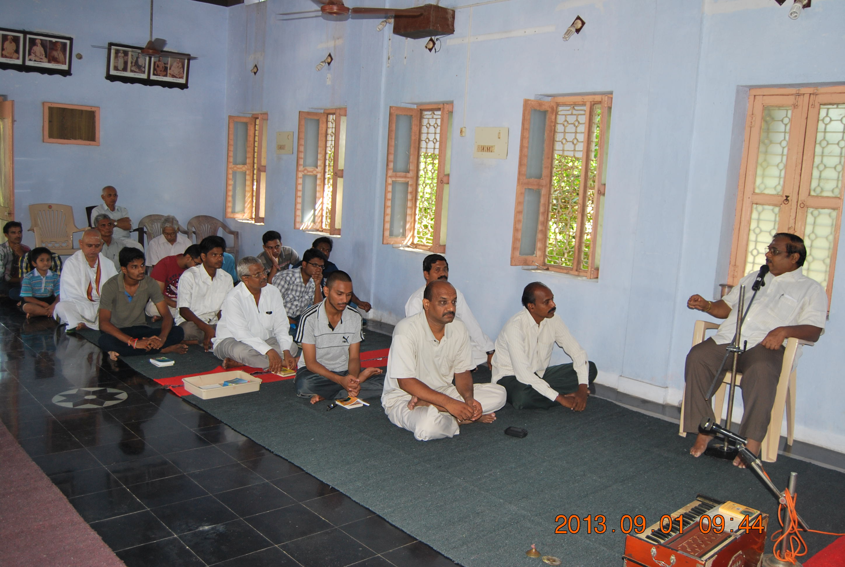 Gathering of devotees in the retreat.