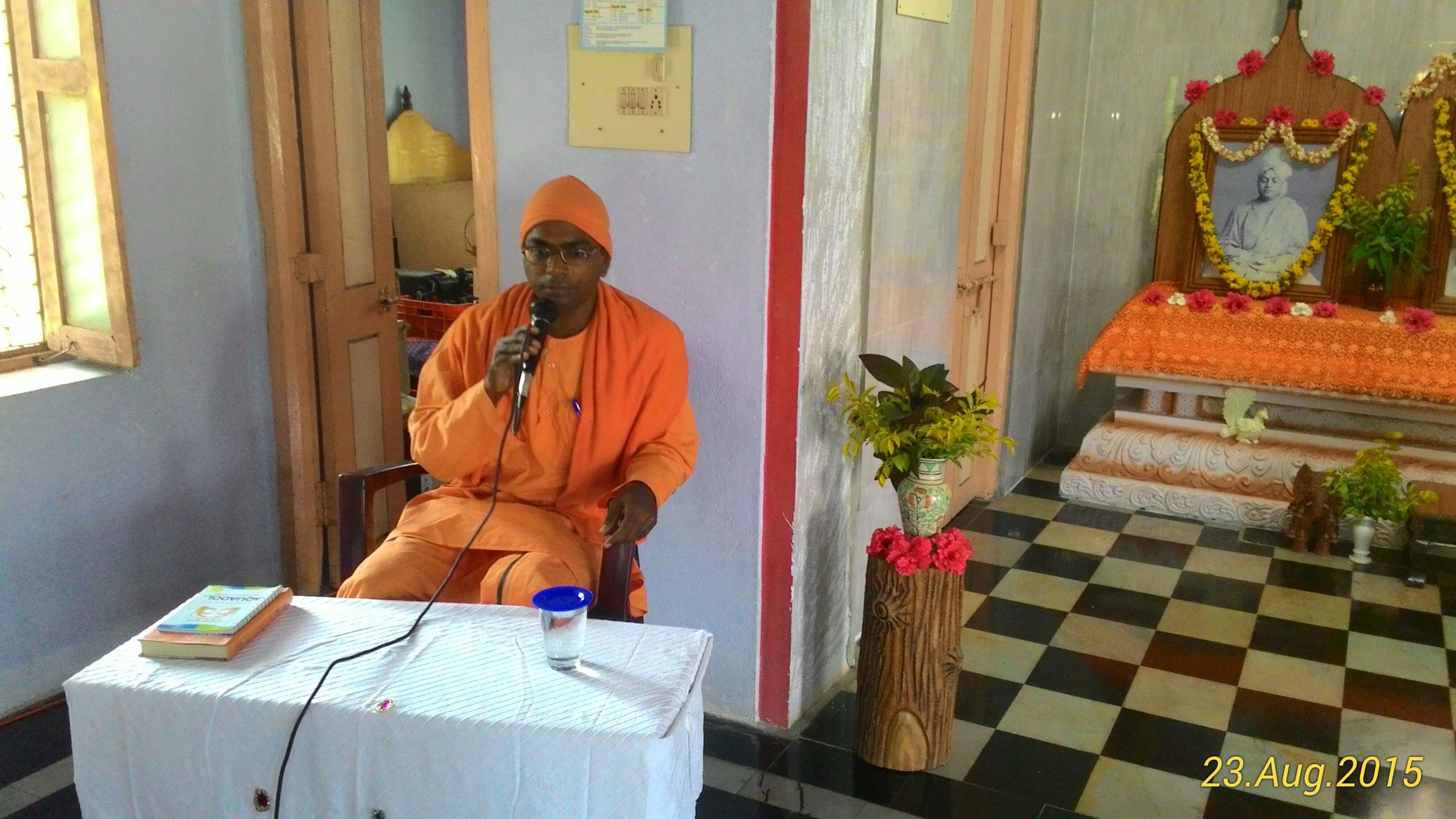Rev. Swami Sevyanandaji Maharaj speaking.